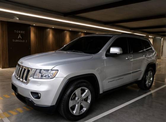 JEEP GRAND CHEROKEE 3.6 LAREDO 4X4 V6 24V GASOLINA 4P AUTOMÁTICO